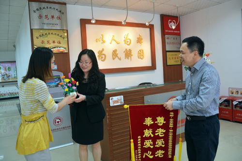 尊老愛老，奉獻(xiàn)愛心 ——佛山市安安美容保健品有限公司“敬老、愛老” 送產(chǎn)品活動